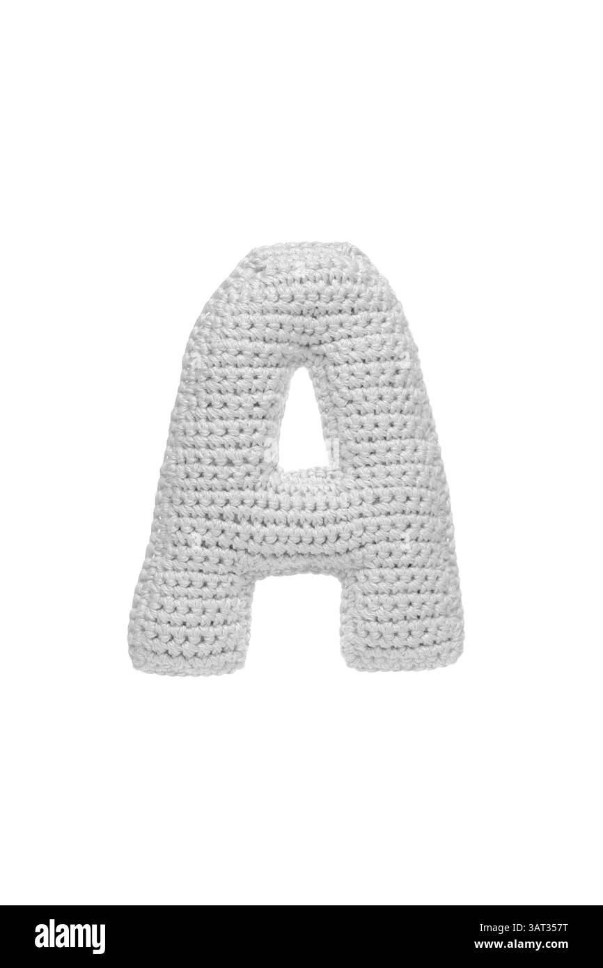 Lettre A crochetée à la main en fil gris clair, isolé sur fond blanc, décoration texturée douce ou jouet Banque D'Images Lettre A crochetée à la main en fil gris clair, isolé sur fond blanc, décoration texturée douce ou jouet Banque D'Images