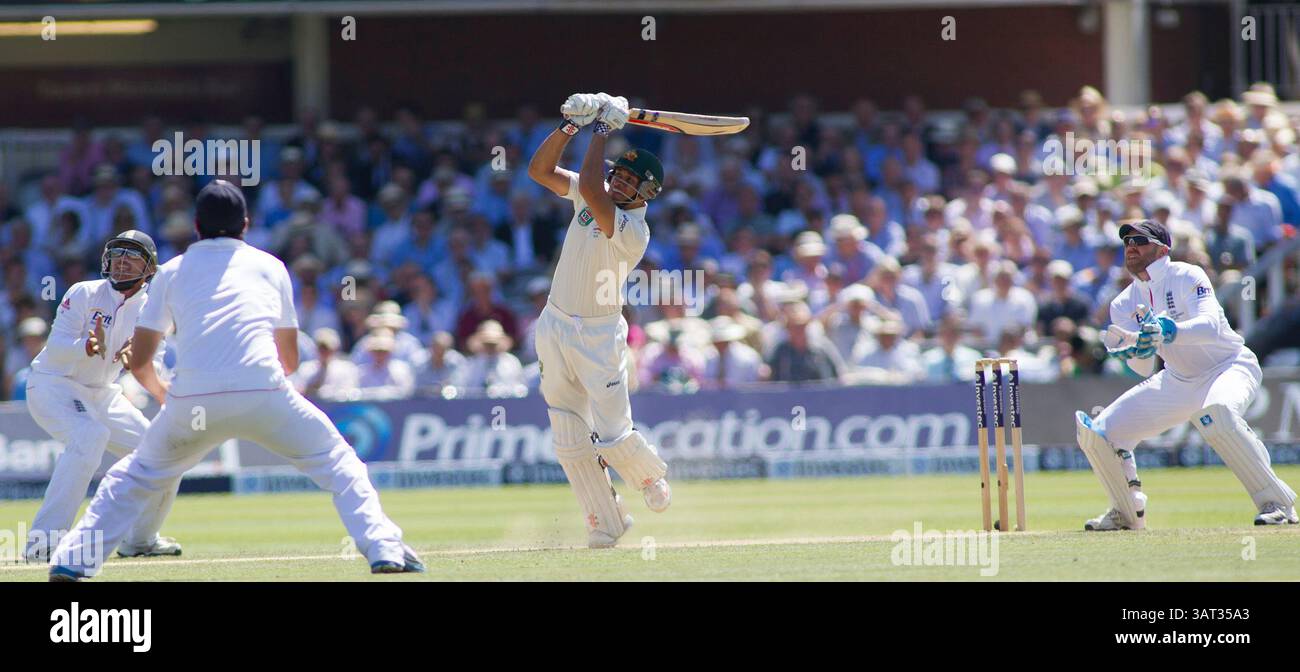 ILONDON, ANGLETERRE - 19 juillet : Phillip Hughes frappe la balle en l'air et est pris par Kevin Pietersen lors de la deuxième journée du 2e test match Investec Ashes, au Lords Cricket Ground le 19 juillet 2013 à Londres, en Angleterre. (Photo de Mitchell Gunn/ESPA)(image de crédit : © ESPA photo Agency/Cal Sport Media/ZUMAPRESS.com) Banque D'Images