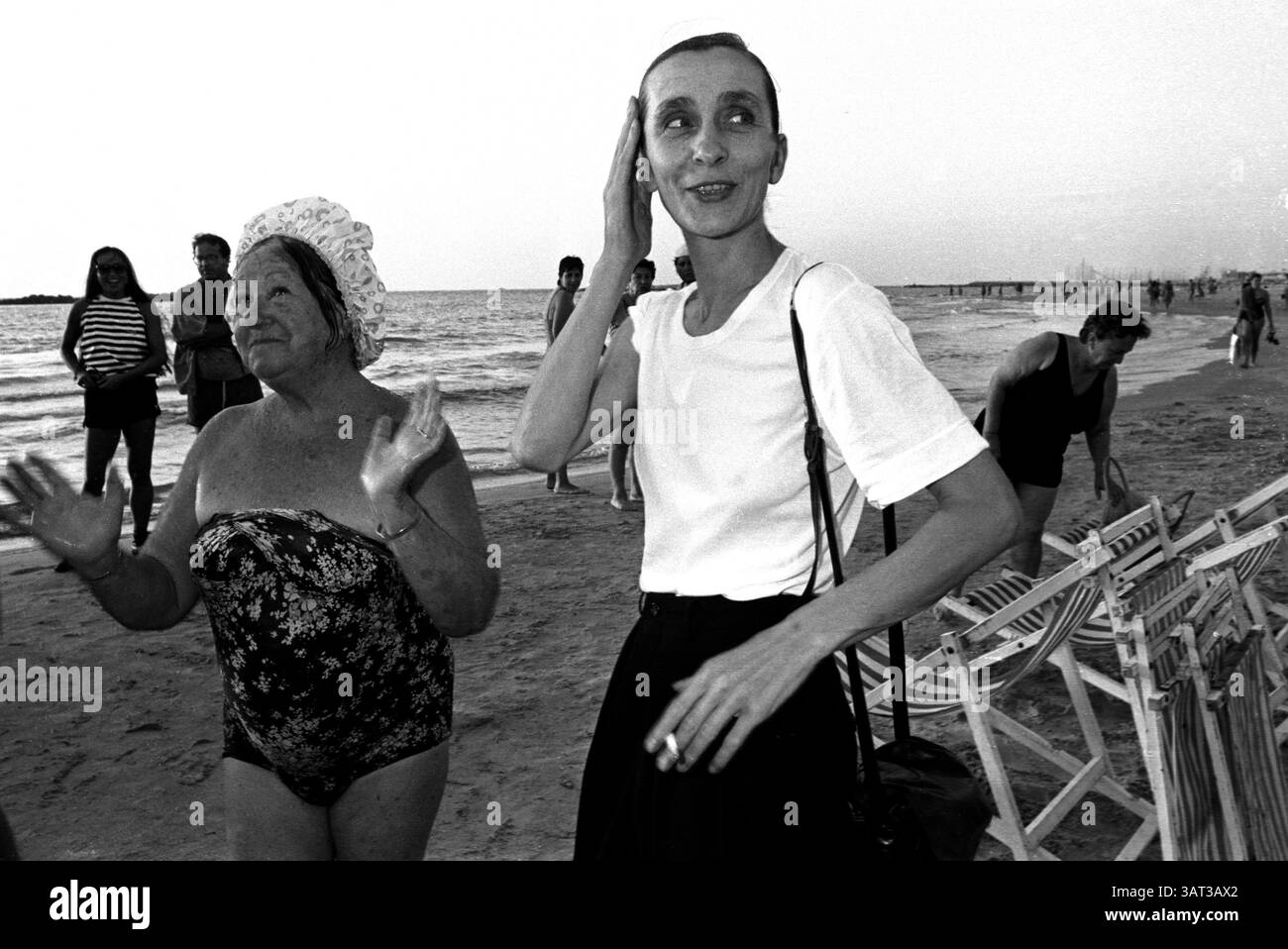 22 juillet 1988 - tel Aviv, Israël - la chorégraphe PINA BAUSCH sur la plage. L'expression faciale de la femme plus âgée parle d'elle-même ; une délicieuse surprise de retrouver ce chorégraphe de danse de renommée mondiale sur la plage de tel Aviv. Les images de 'Eye to Sion' montrent la diversité culturelle et le paradoxe en Israël. (Crédit image : © Motty Levy/ZUMAPRESS.com) Banque D'Images