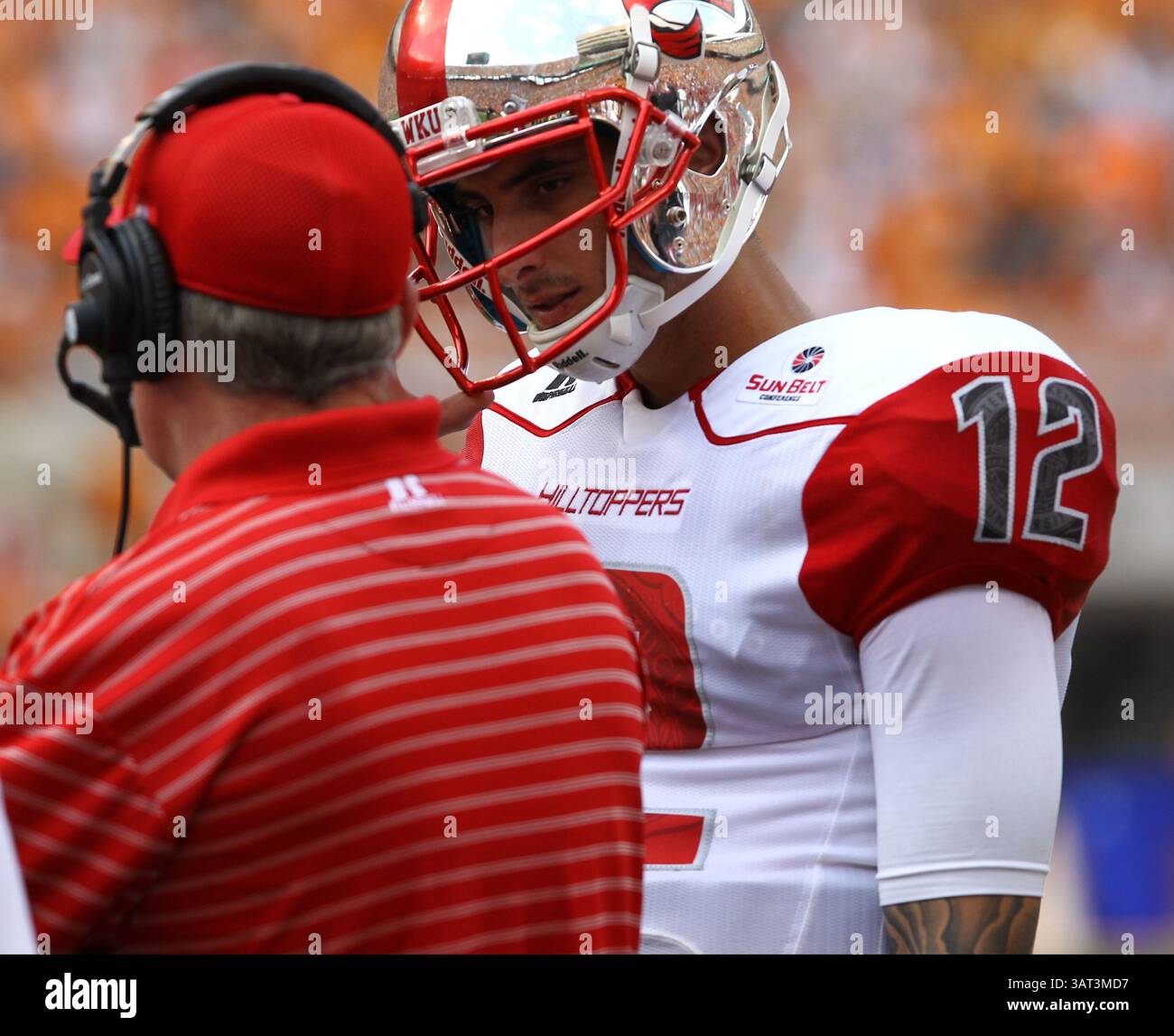 7 septembre 2013 - Knoxville, Tennessee, U. S - le quarterback Brandon Doughty (12 ans) des Hilltoppers du Kentucky occidental discute avec Bobby Petrino, entraîneur-chef des Hilltoppers du Kentucky occidental, pendant le match entre le Tennessee et le Kentucky occidental au Neyland Stadium. (Crédit image : © Frank Mattia/ZUMAPRESS.com) Banque D'Images