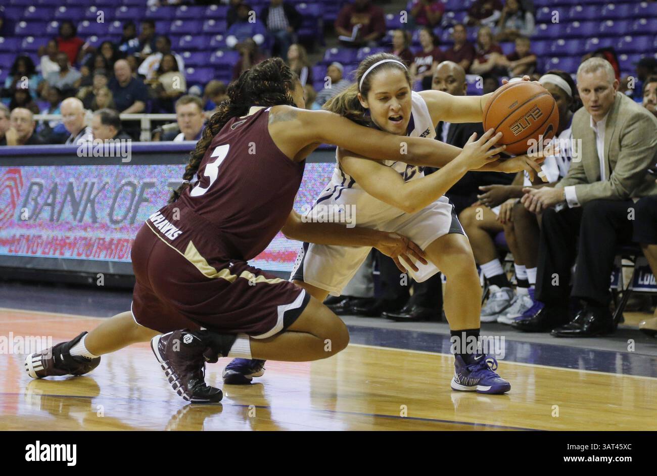 9 novembre 2013 - Fort Worth, TX, USA - Meagan Henson du Texas Christian conduit contre Alayshia Hunter (3) de Louisiana-Monroe en deuxième mi-temps au Daniel Meyer Coliseum de Fort Worth, Texas, le samedi 9 novembre 2013. TCU a gagné, 86-47. (Crédit image : © Rodger Mallison/MCT/ZUMAPRESS.com) Banque D'Images