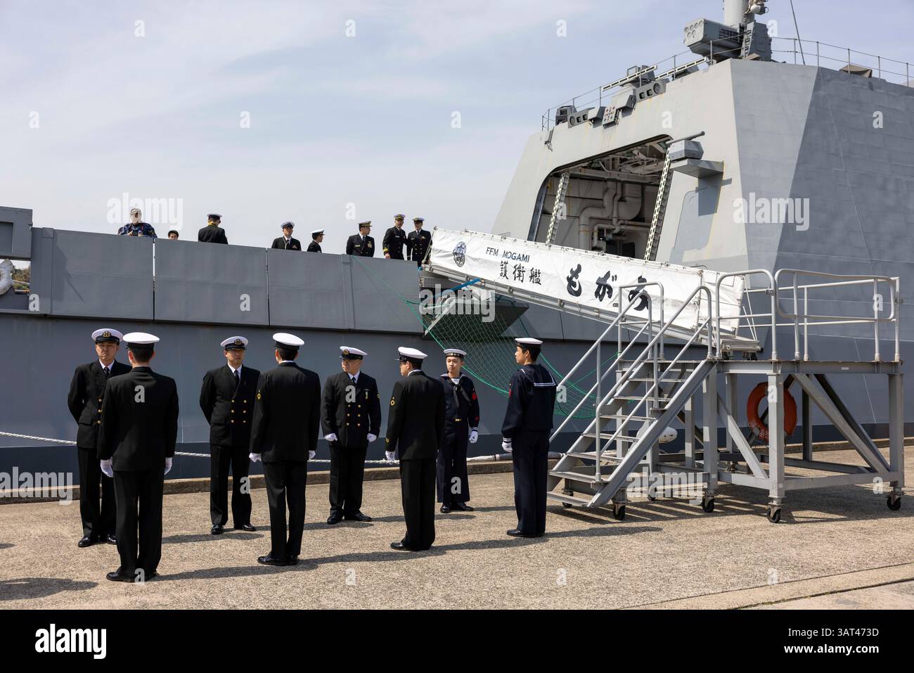 Des marins de la marine japonaise attendent devant la FFM Mogami pour accueillir le secrétaire général de l’OTAN Mark Rutte à bord du navire lors de sa visite à la base navale de Yokosuka. La base navale est une importante base navale américaine située dans la préfecture de Kanagawa. La base sert de port d'attache au porte-avions avancé de la septième flotte américaine, l'USS Ronald Reagan, ainsi qu'à d'autres navires, y compris des destroyers et des croiseurs. Il s'agit de la plus grande installation navale américaine outre-mer et joue un rôle essentiel dans le maintien de la présence militaire américaine et des opérations dans la région Indo-Pacifique. La base héberge également le Jap Banque D'Images