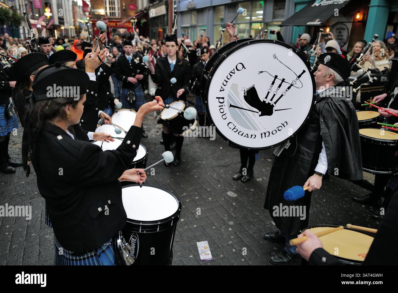 Les membres du groupe Clew Bay Pipe prennent part au Trad Fest dans le quartier Temple Bar d'a Dublin comme l'un des moments forts du festival de musique irlandaise. Banque D'Images