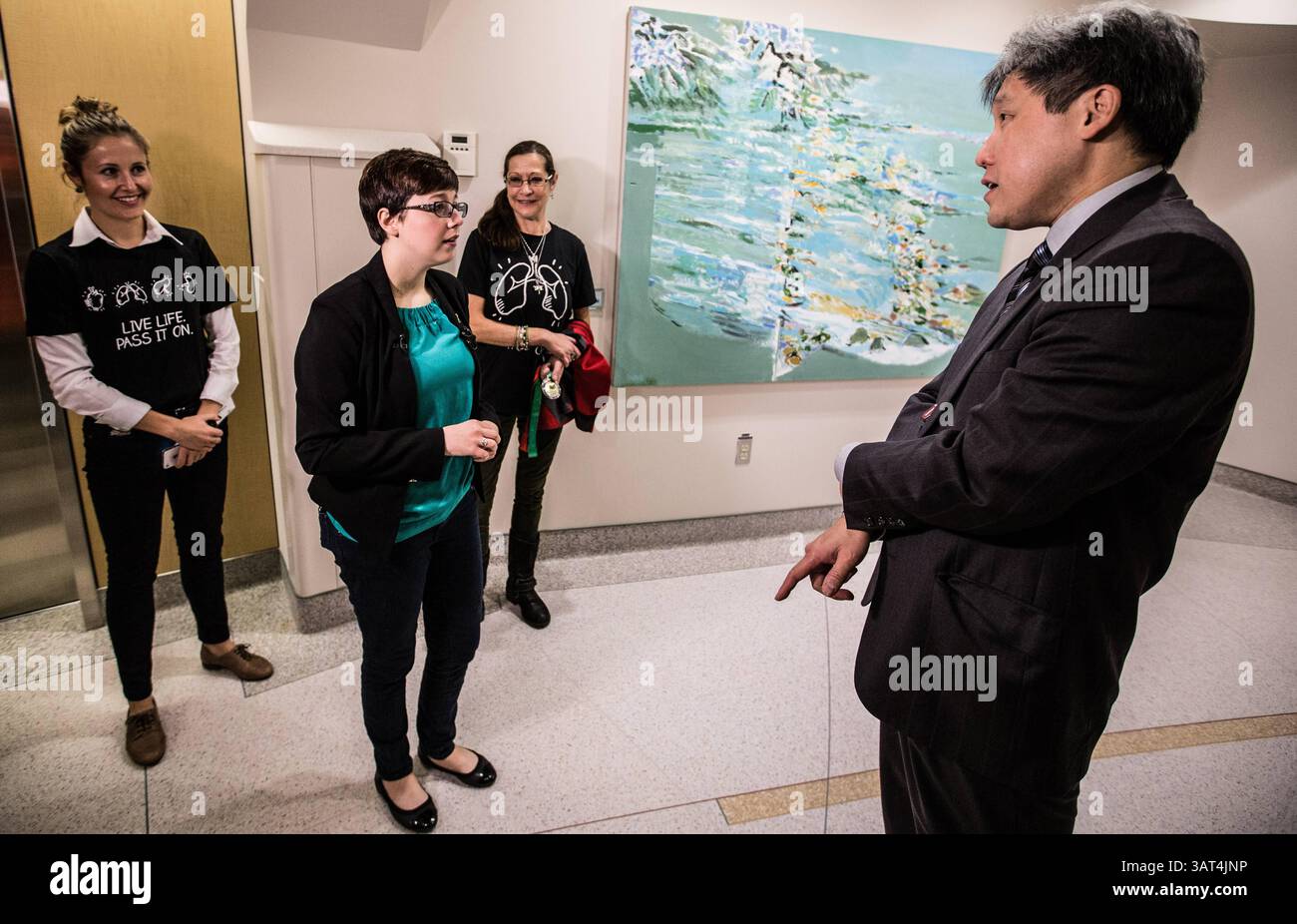 12 novembre 2013 - Vancouver, C.-B., Canada - Helene Campbell, receveuse d'une double transplantation pulmonaire (centre) visite l'Hôpital général de Vancouver avec le Dr John Yee, chirurgien-greffier (à droite), Vancouver, C.-B. le mardi 12 novembre 2013. Campbell visite Vancouver dans le cadre de sa tournée pancanadienne pour promouvoir sa campagne Give2Live. Carmine Marinelli/Vancouver 24hours/QMI Agency (crédit image : © Carmine Marinelli/QMI Agency/ZUMAPRESS.com) Banque D'Images
