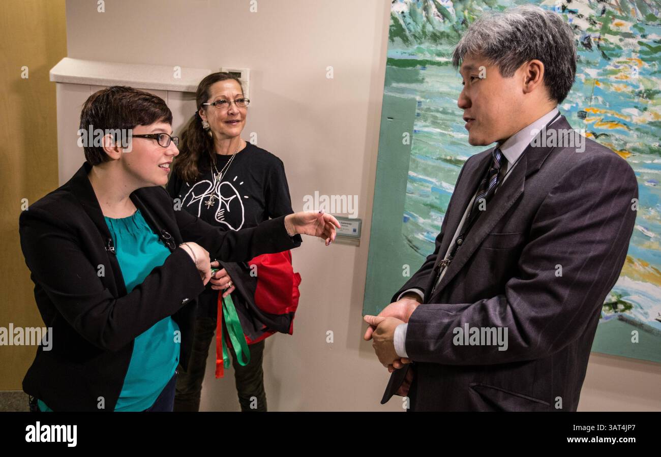 12 novembre 2013 - Vancouver, C.-B., Canada - Helene Campbell, récipiendaire d'une double transplantation pulmonaire, visite de l'Hôpital général de Vancouver avec le Dr John Yee, chirurgien-greffier, Vancouver, C.-B., le mardi 12 novembre 2013. Campbell visite Vancouver dans le cadre de sa tournée pancanadienne pour promouvoir sa campagne Give2Live. Carmine Marinelli/Vancouver 24hours/QMI Agency (crédit image : © Carmine Marinelli/QMI Agency/ZUMAPRESS.com) Banque D'Images