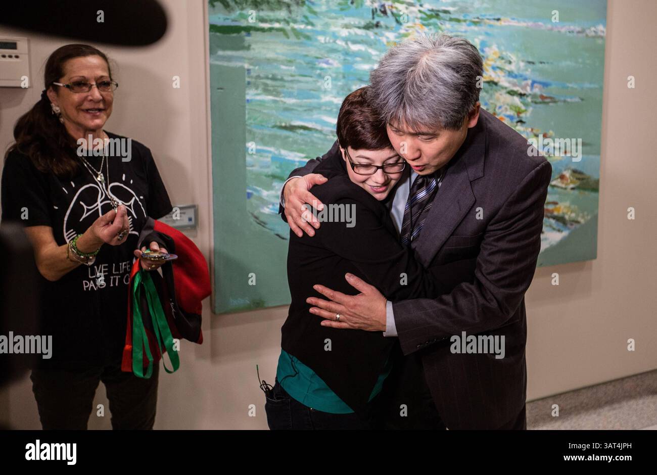 12 novembre 2013 - Vancouver, C.-B., Canada - Helene Campbell, receveuse d'une double transplantation pulmonaire dans ses bras avec le Dr John Yee, chirurgien greffier, lors d'une visite à l'Hôpital général de Vancouver, C.-B., le mardi 12 novembre 2013. Campbell visite Vancouver dans le cadre de sa tournée pancanadienne pour promouvoir sa campagne Give2Live. Carmine Marinelli/Vancouver 24hours/QMI Agency (crédit image : © Carmine Marinelli/QMI Agency/ZUMAPRESS.com) Banque D'Images