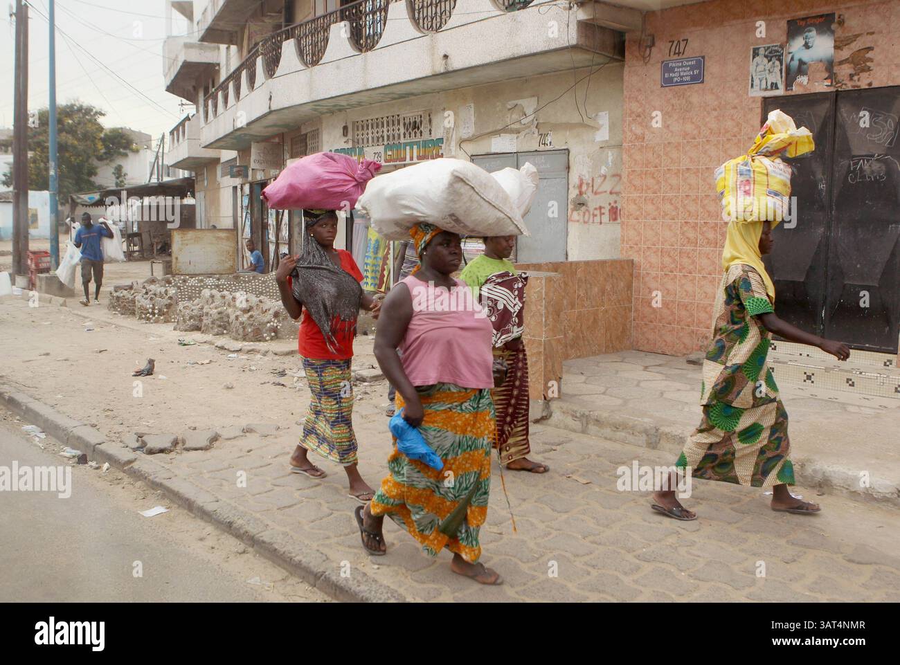 26 septembre 2013 - Dakar, AB, Afrique - Note-Hold for Samaritain's Purse long) des femmes sénégalaises marchent avec des produits et des objets dans une scène de rue typique à Dakar, Sénégal le jeudi 26 septembre 2013. Jim Wells/Calgary Sun/QMI Agency (image de crédit : © Jim Wells/QMI Agency/ZUMAPRESS.com) Banque D'Images