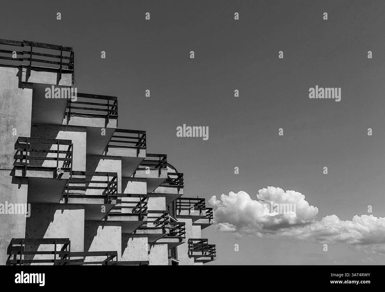 Vieux balcons de l'hôtel les jours ensoleillés. Banque D'Images