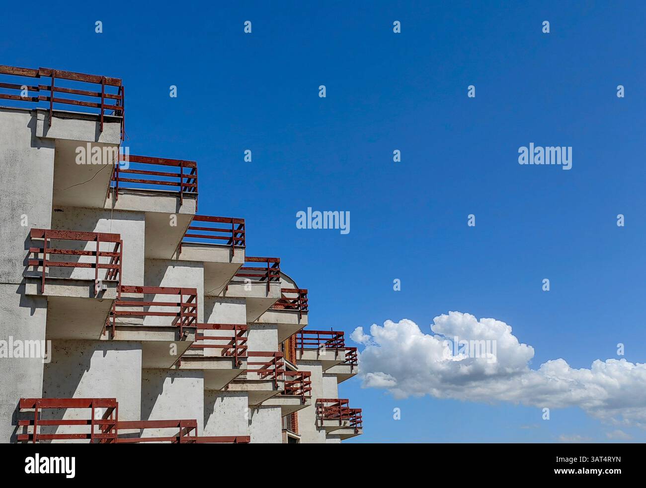Vieux balcons de l'hôtel les jours ensoleillés. Banque D'Images