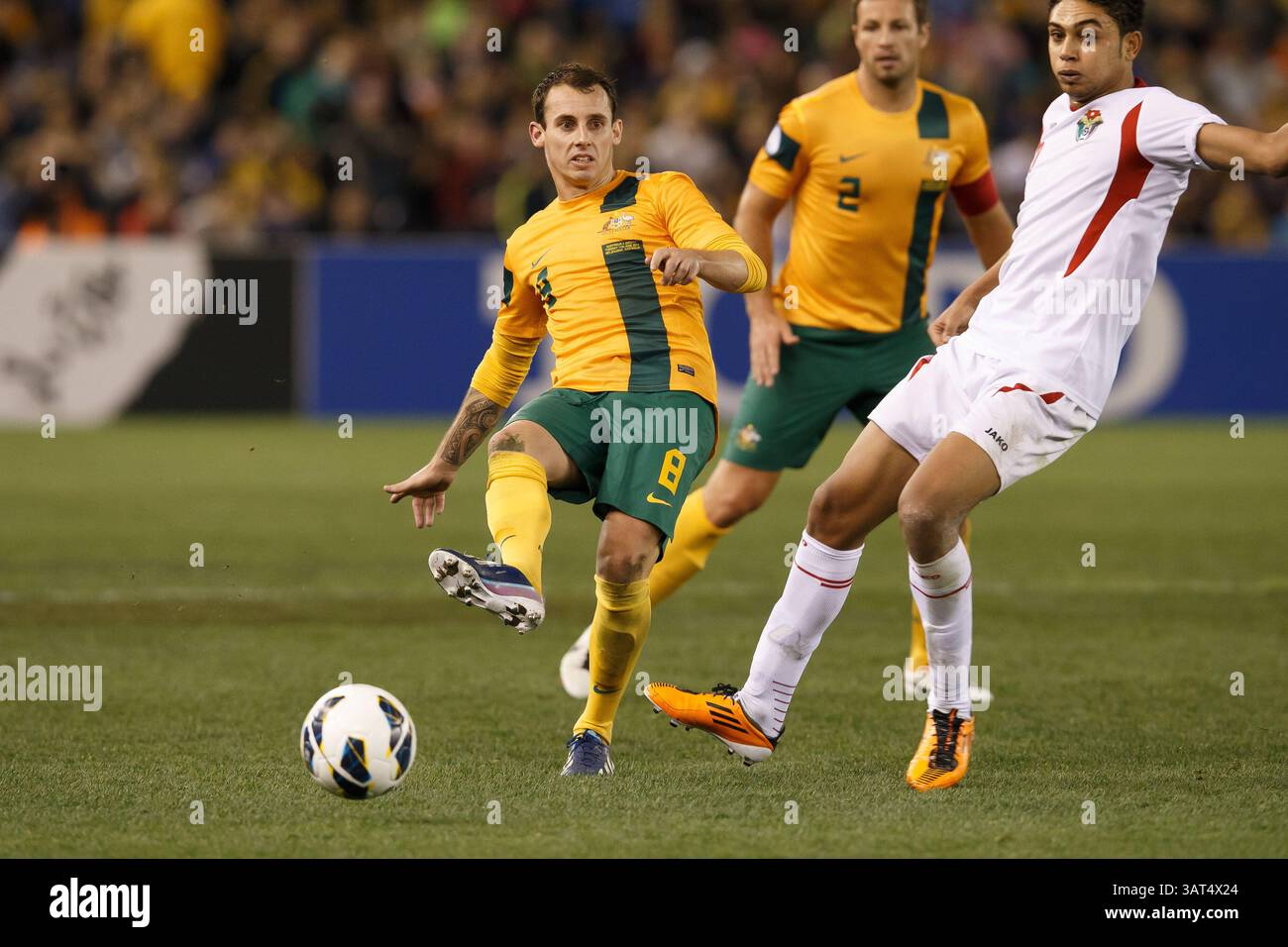 11 juin 2013 - Etihad Stadium, Victoria, Australie - Luke WILKSHIRE d'Australie passe la balle dans un match de qualification de la Coupe du monde FIFA 2014 Round 4 entre l'Australie et la Jordanie au stade Etihad, Melbourne, Australie. (Crédit image : © Sydney Low/ZUMAPRESS.com) Banque D'Images