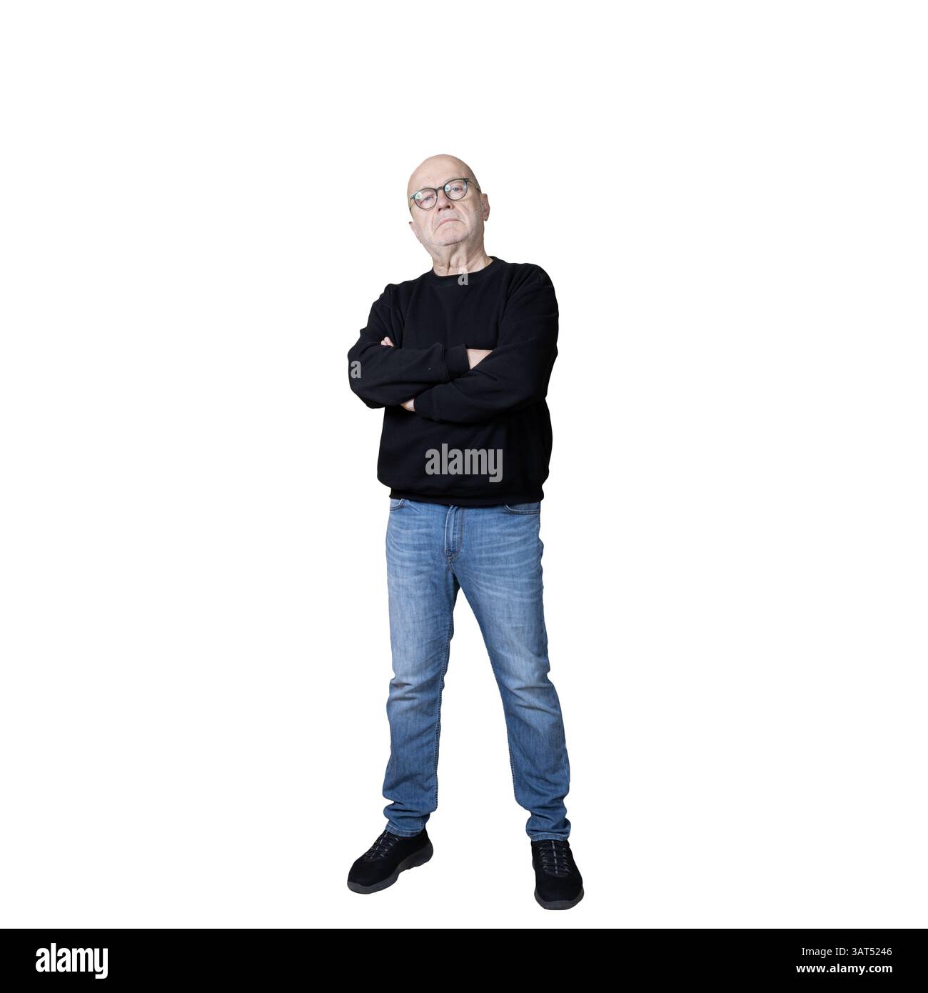 un homme les bras pliés en réfléchissant Banque D'Images