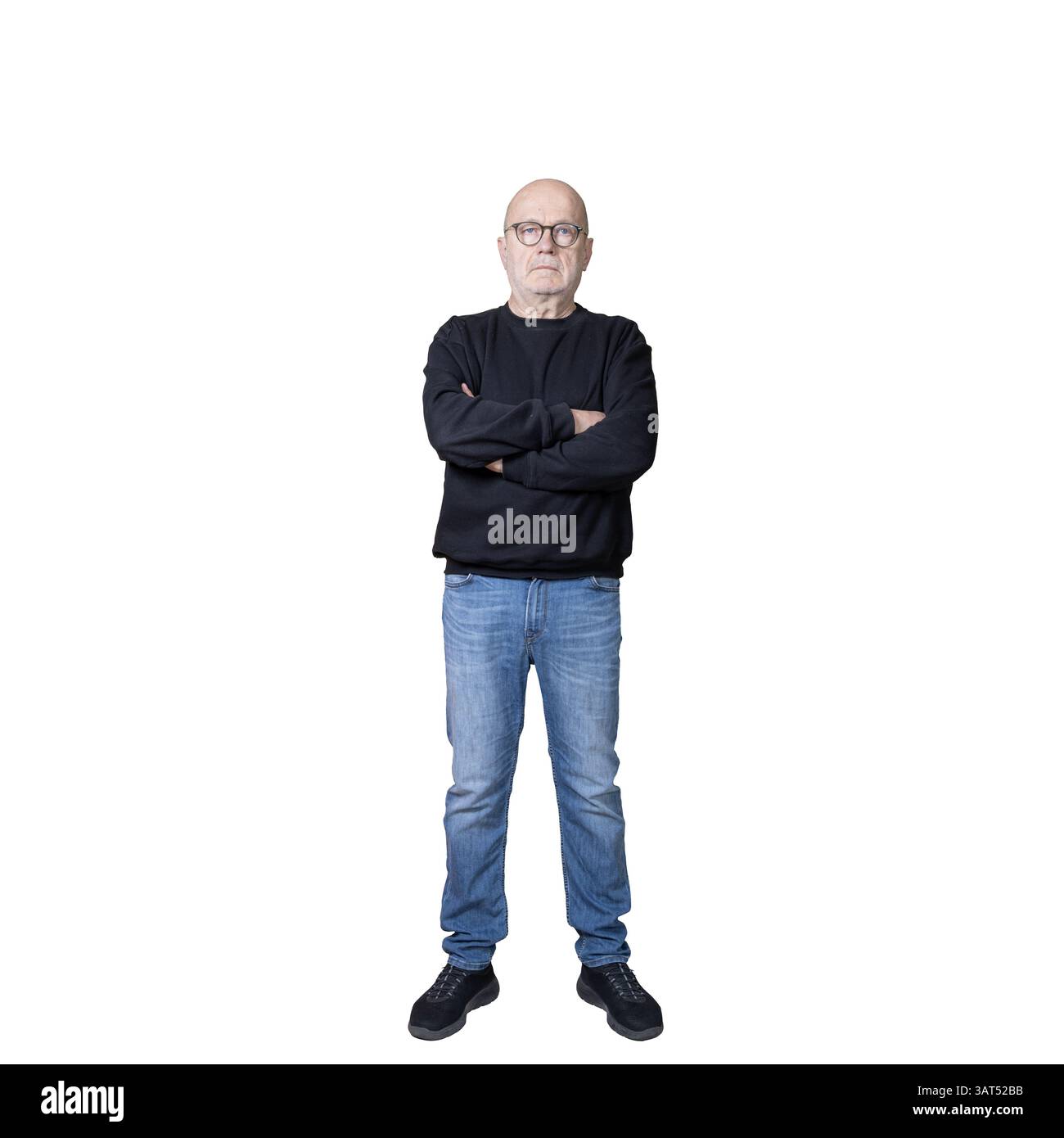 un homme les bras pliés en réfléchissant Banque D'Images