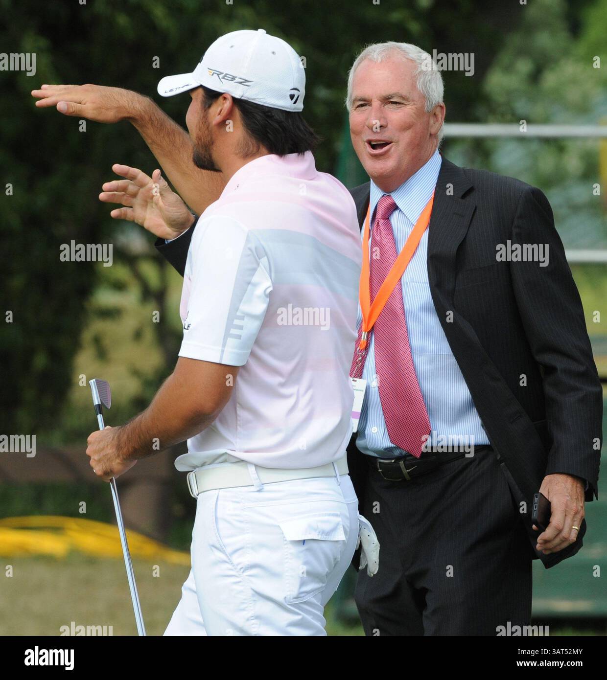 11 juin 2013 - Ardmore, PA, États-Unis - Curtis Strange, deux fois champion de l'US Open, partage un rire avec Jason Day, le golfeur actuel de la PGA, lors de la deuxième journée d'entraînement pour le championnat de golf de l'US Open au Merion Golf Club à Ardmore, Pennsylvanie, le mardi 11 juin 2013. (Crédit image : © Clem Murray/MCT/ZUMAPRESS.com) Banque D'Images