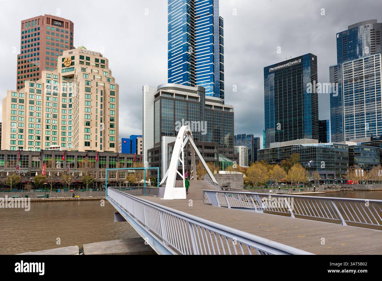 Melbourne, Australie - 28 septembre 2010 : pont Evan Walker de la rive nord à la rive sud de la rivière Yarra. Anciennement le pont piétonnier Southbank. Banque D'Images Melbourne, Australie - 28 septembre 2010 : pont Evan Walker de la rive nord à la rive sud de la rivière Yarra. Anciennement le pont piétonnier Southbank. Banque D'Images
