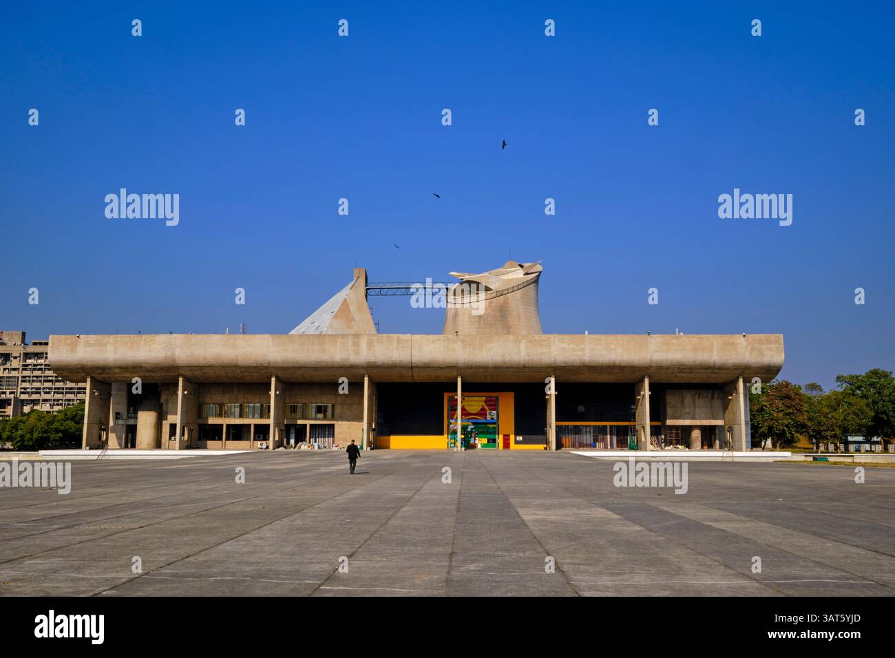 Inde, Punjab et Haryana, Chandigarh, Vidhan Sabha L'Assemblée législative ou Palais d'Assemblée par le Corbusier Banque D'Images