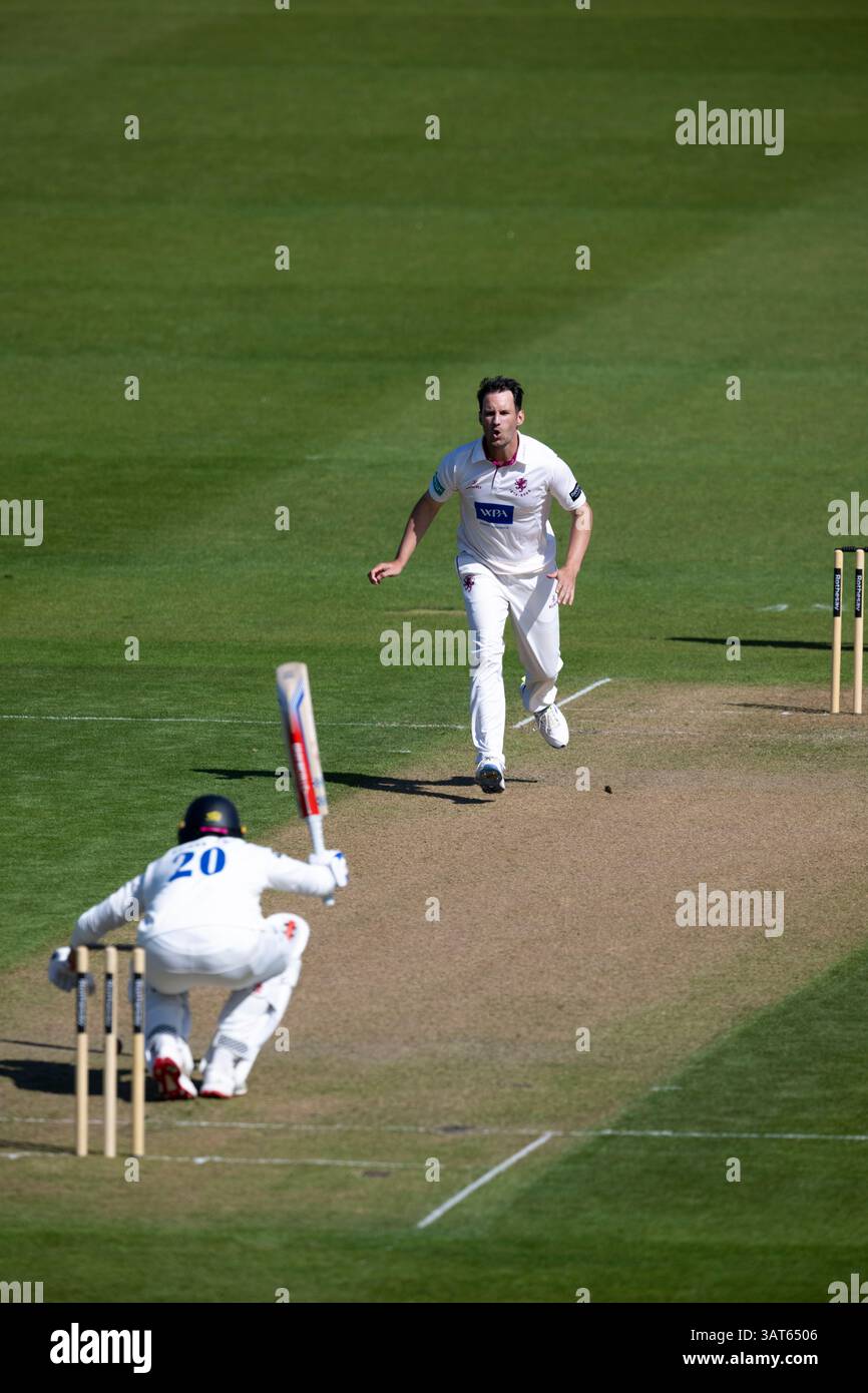 Sussex v Somerset - Rothesay County Championship HOVE, ANGLETERRE - 11 AVRIL : Lewis Gregory de Somerset testant le batteur Tom Haines de Sussex pendant suss Banque D'Images