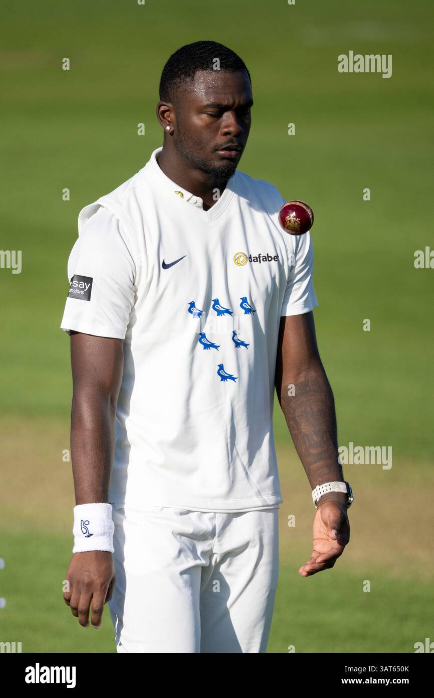 Sussex v Somerset - Rothesay County Championship HOVE, ANGLETERRE - 11 AVRIL : Jayden Seales du Sussex se prépare à jouer lors du Sussex v Somerset Banque D'Images