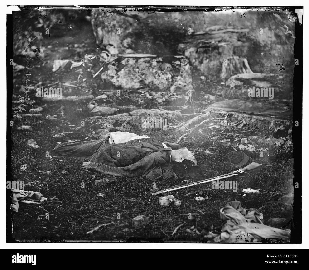 18 mai 2013 - Gettysburg, PA, États-Unis - ''le dernier sommeil d'Un tireur d'élite, Gettysburg'' a été pris par le photographe Alexander Gardner dans les jours qui ont suivi la bataille de la guerre de Sécession à Gettysburg, Pennsylvanie, en juillet 1863. Les historiens et les spécialistes de la photographie ont déterminé que le confédéré mort sur cette photographie, prise dans la région de Slaughter Pen à Gettysburg, est le même personnage photographié à une courte distance sur une autre photographie célèbre dans Devil's Den. (Crédit image : © Library of Congress/MCT/ZUMAPRESS.com) Banque D'Images