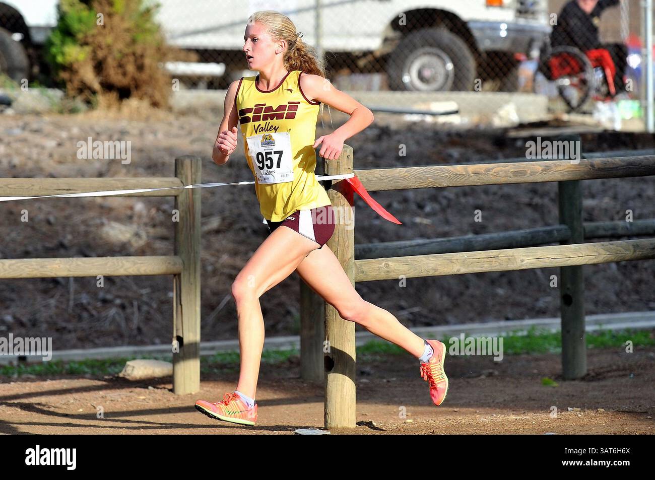 23 novembre 2013 Walnut, CA..Simi Valley High School Sarah Baxter, l'une des meilleures coureuses filles du pays, court à son quatrième championnat consécutif CIF-Southern section finals avec un temps de 16 :21 au Mt. San Antonio College à Walnut, Californie. Baxter, qui a annoncé la semaine dernière qu’elle allait fréquenter l’Université de l’Oregon, a mené son équipe au championnat CIF-Southern section Division 2 et participera à la rencontre CIF State le samedi 30 novembre à Woodward Park à Fresno, en Californie. Josh Thompson/Cal Sport Media(crédit image : © Josh Thompson/Cal Sport Media/ZUMAPRESS.com) Banque D'Images