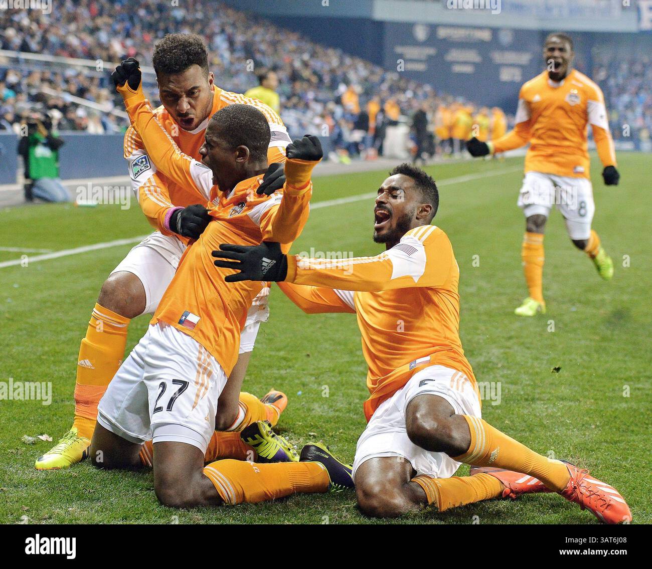 23 novembre 2013 - Kansas City, KS, USA - Boniek Garcia (27 ans), milieu de terrain du Dynamo de Houston, est félicité par Giles Barnes (23 ans) et Warren Creavalle (5 ans) après avoir marqué en première mi-temps contre le Sporting KC à Kansas City, Kan., le samedi 23 novembre 2013. (Crédit image : © John Sleezer/MCT/ZUMAPRESS.com) Banque D'Images
