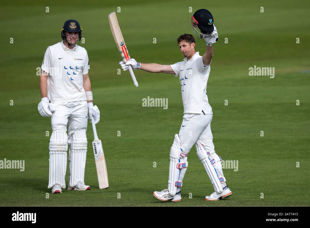 Sussex v Somerset - Rothesay County Championship HOVE, ANGLETERRE - 13 AVRIL : Jack Carson regardant son capitaine John Simpson célébrer son ec Banque D'Images