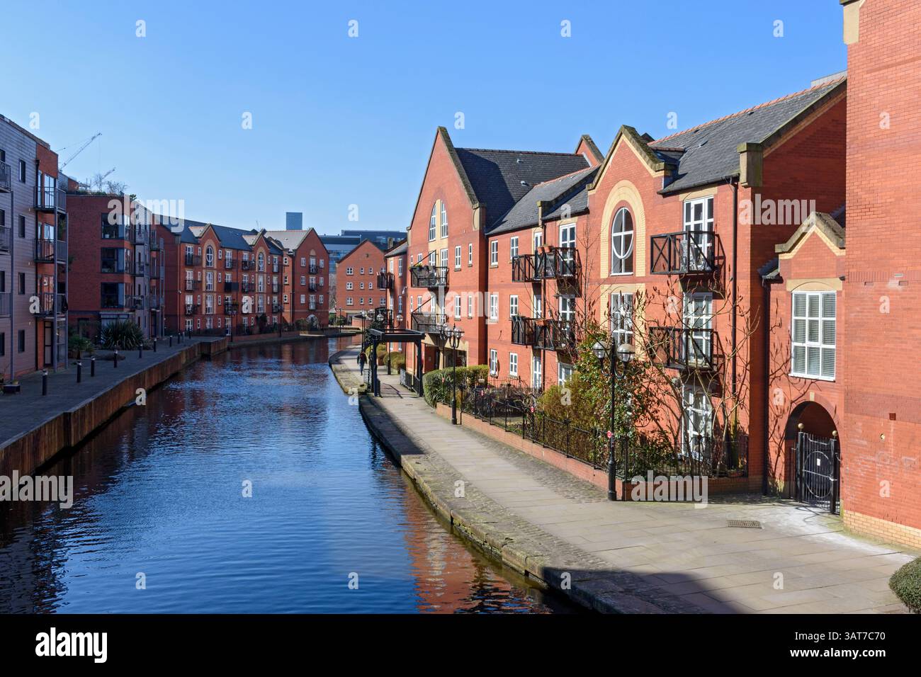 Le canal Ashton à Piccadilly Village, depuis le pont routier Great Ancoats Street, Manchester, Angleterre, Royaume-Uni Banque D'Images
