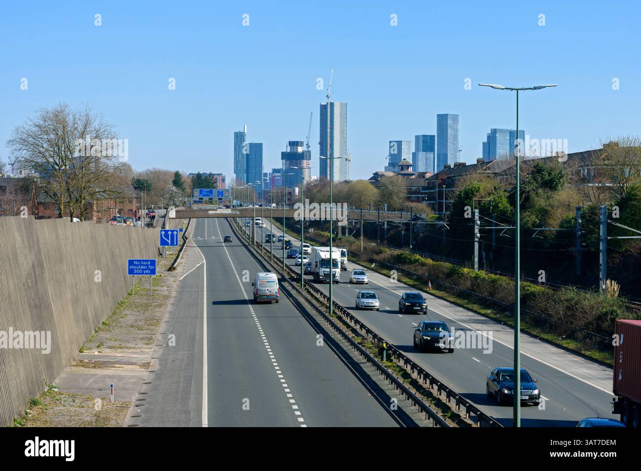 L'autoroute M602 avec les tours du centre-ville de Manchester au loin. Salford, Greater Manchester, Angleterre, Royaume-Uni Banque D'Images