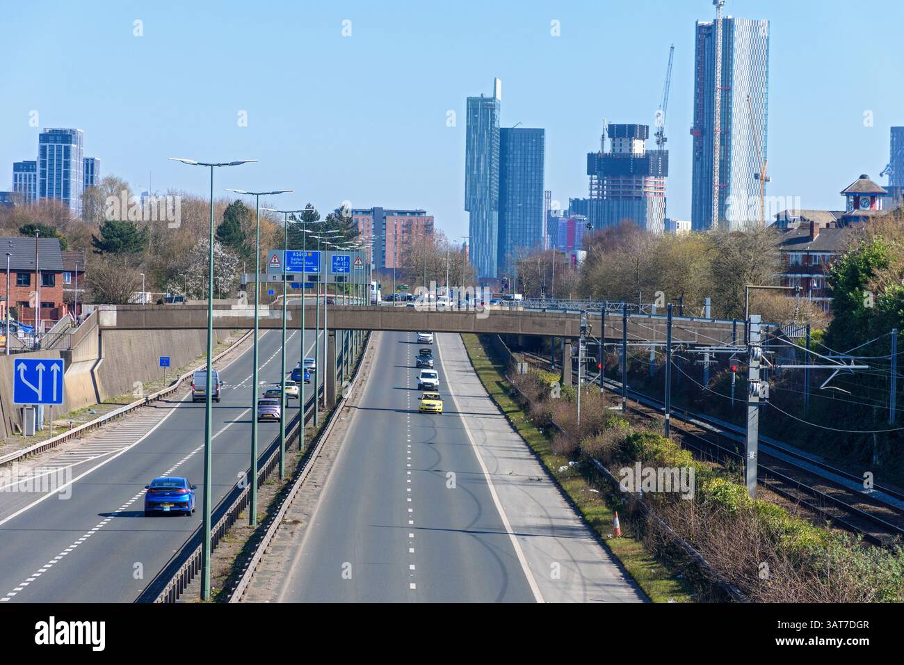L'autoroute M602 avec les tours du centre-ville de Manchester au loin. Salford, Greater Manchester, Angleterre, Royaume-Uni Banque D'Images
