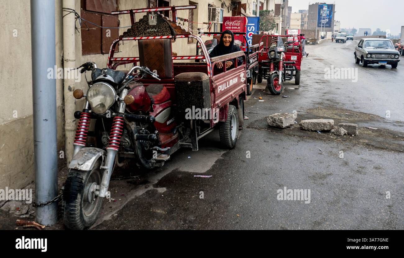 Une scène de rue avec une moto garée avec un side-car, conçue pour le transport de passagers. Le véhicule est orné d'éléments décoratifs et est Banque D'Images