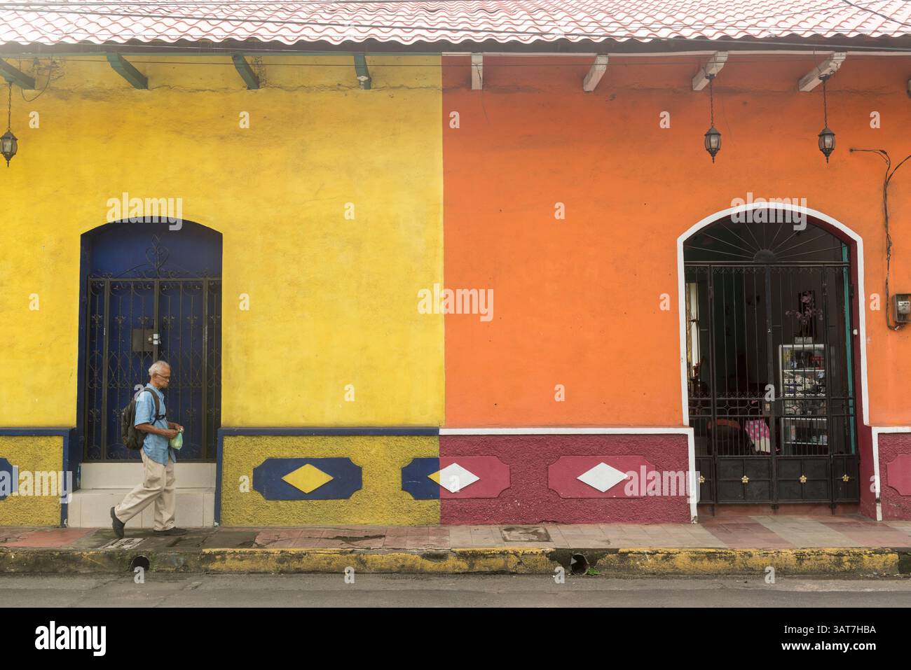Promenades piétonnes près de maisons peintes de couleurs vives à Barrio Subtavia. Leon, Nicaragua Banque D'Images