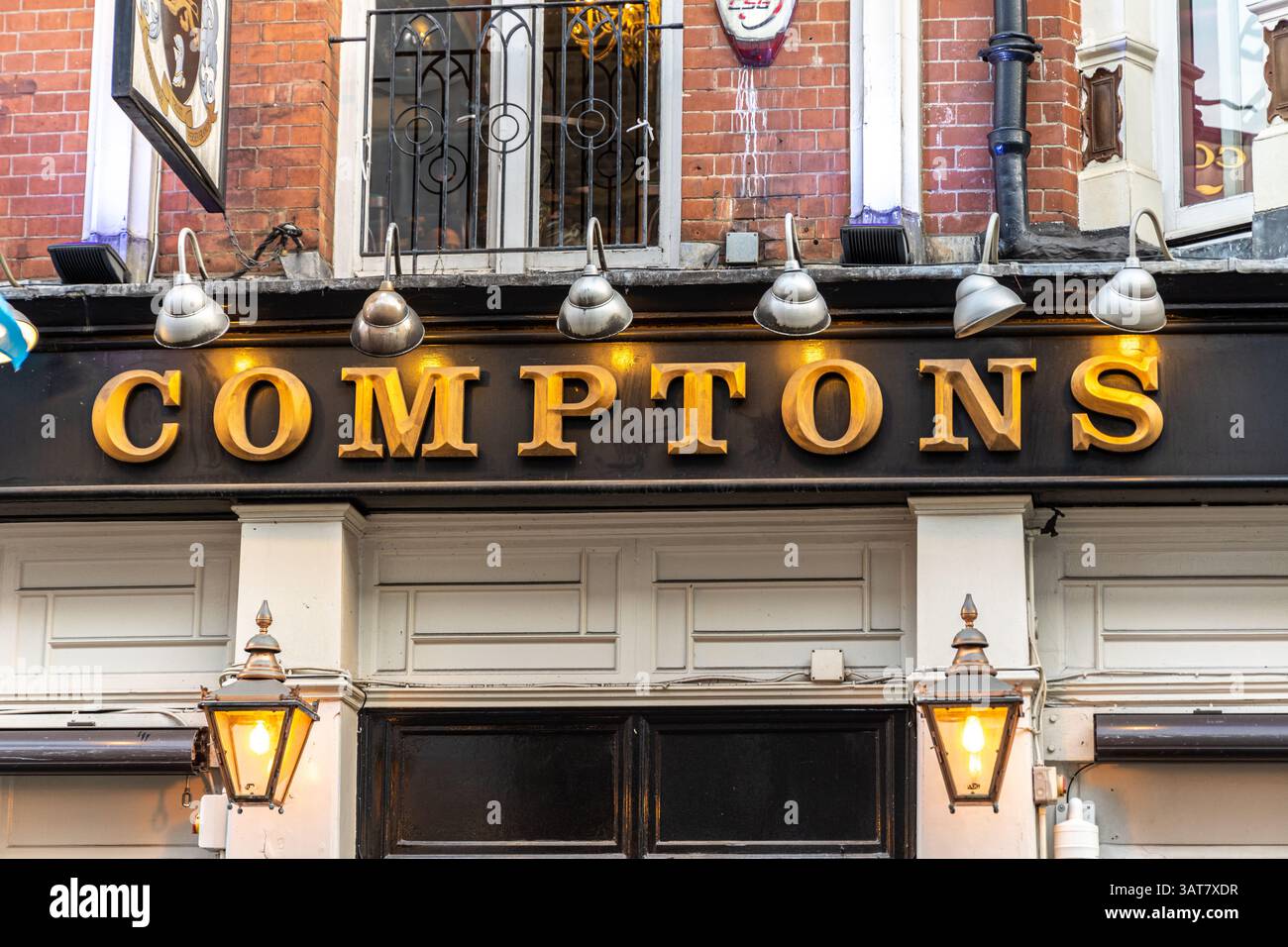 Londres, Royaume-Uni- 19 septembre 2024 : Comptons sur Old Compton Street, un pub emblématique dans le quartier gay de Londres. Banque D'Images