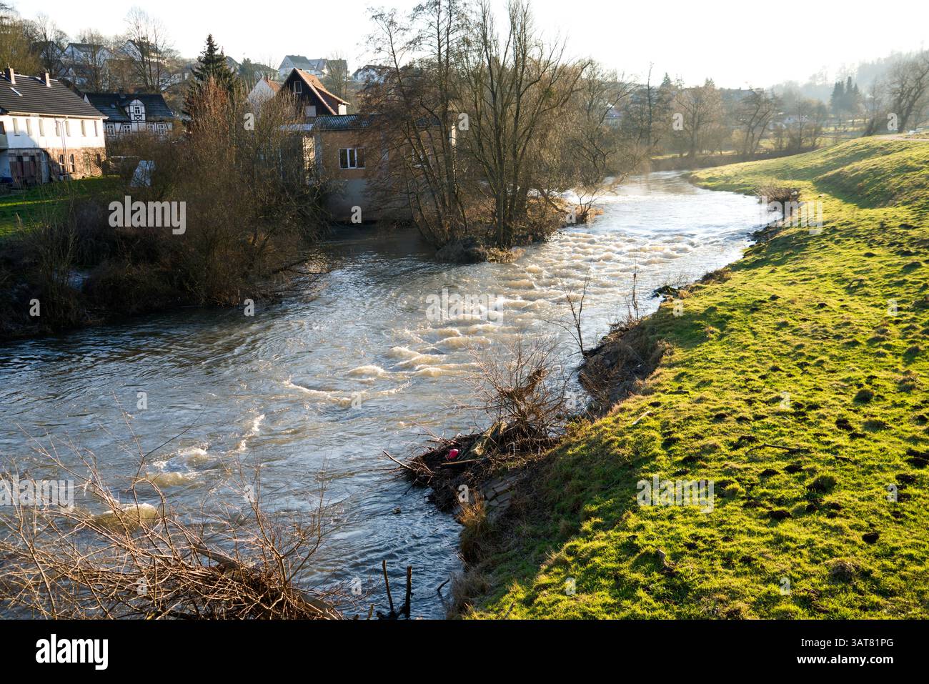 Rivière Diemel, fort débit d'eau au printemps, Helmarshausen, Bad Karlshafen, Hesse, Allemagne, Europe Banque D'Images