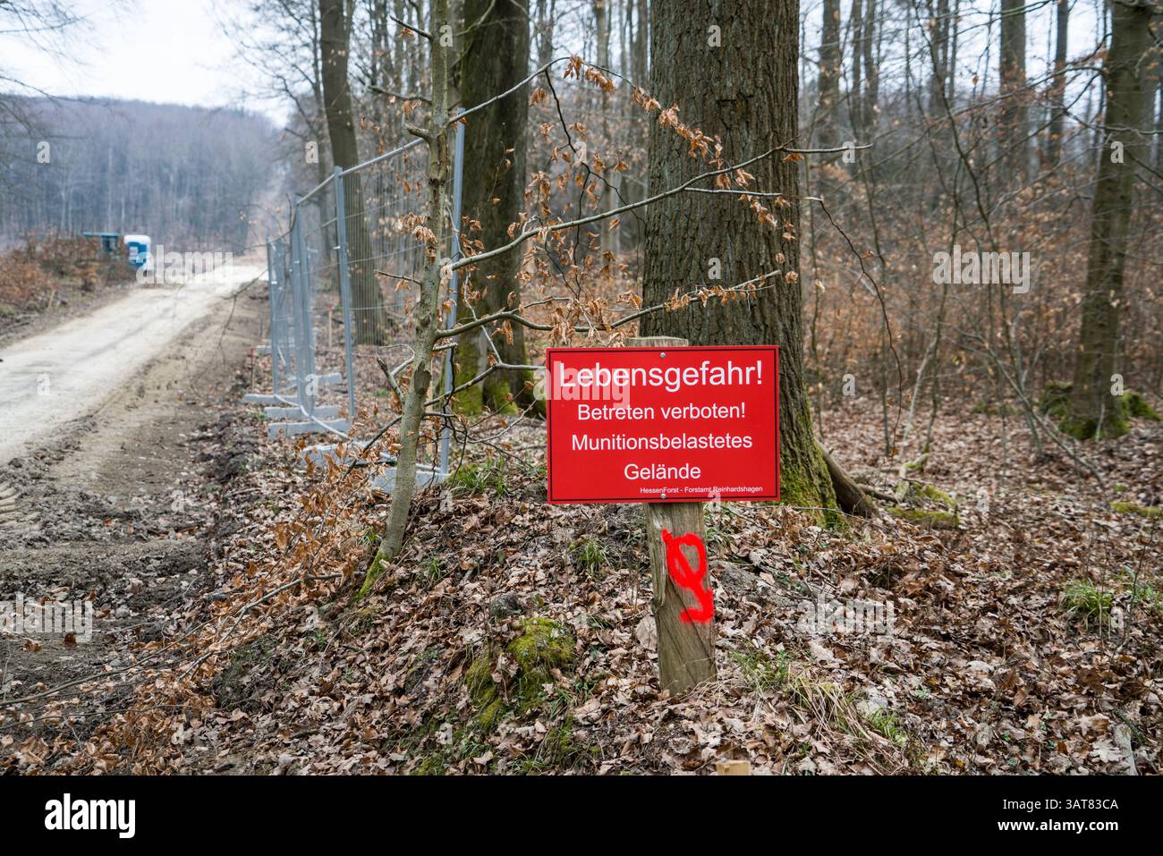 Panneau avec l'inscription zone contaminée de munitions, danger pour la vie, pas d'intrusion par Hessenforst, chantier de construction du parc éolien Reinhardswal Banque D'Images