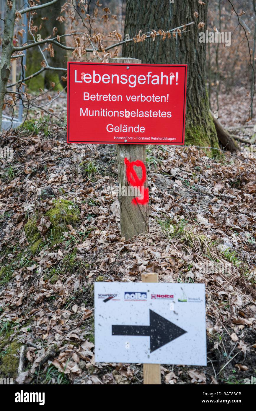 Panneau avec l'inscription zone contaminée de munitions, danger pour la vie, pas d'intrusion par Hessenforst, chantier de construction du parc éolien Reinhardswal Banque D'Images