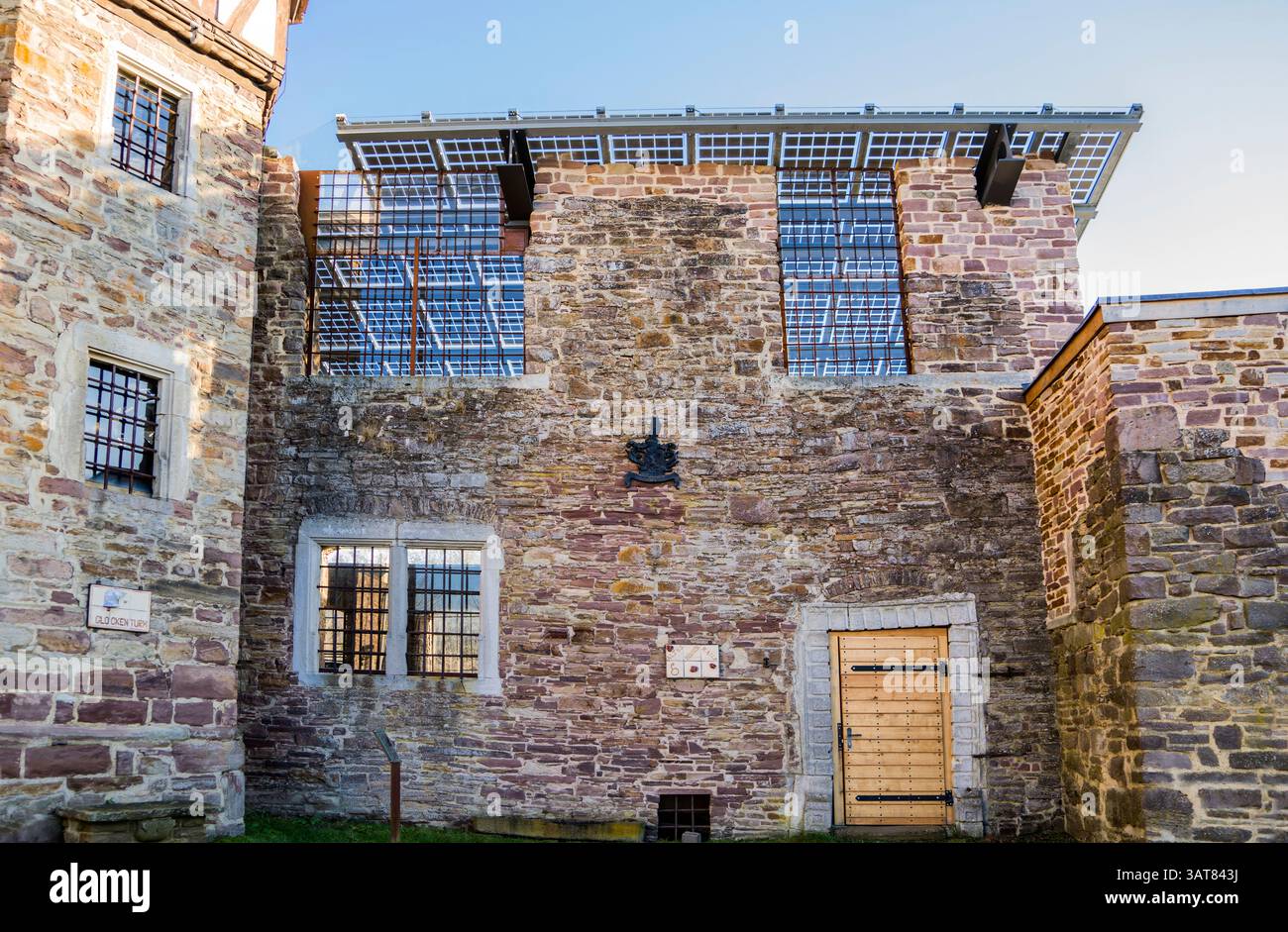 Vieux château avec système photovoltaïque moderne comme le toit de la salle de concert, château de Wülmersen douves, Trendelburg, Hesse, Allemagne, Europe Banque D'Images