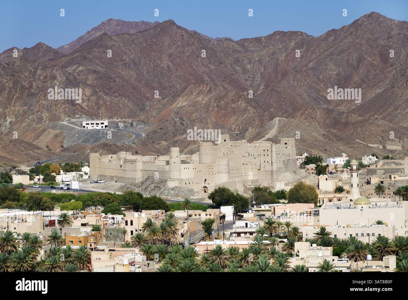 Bahla, Oman - 6 avril 2025 : Bahla abrite l'une des plus anciennes forteresses du pays, le Fort Bahla du XIIIe siècle, qui est un patrimoine mondial de l'UNESCO Banque D'Images