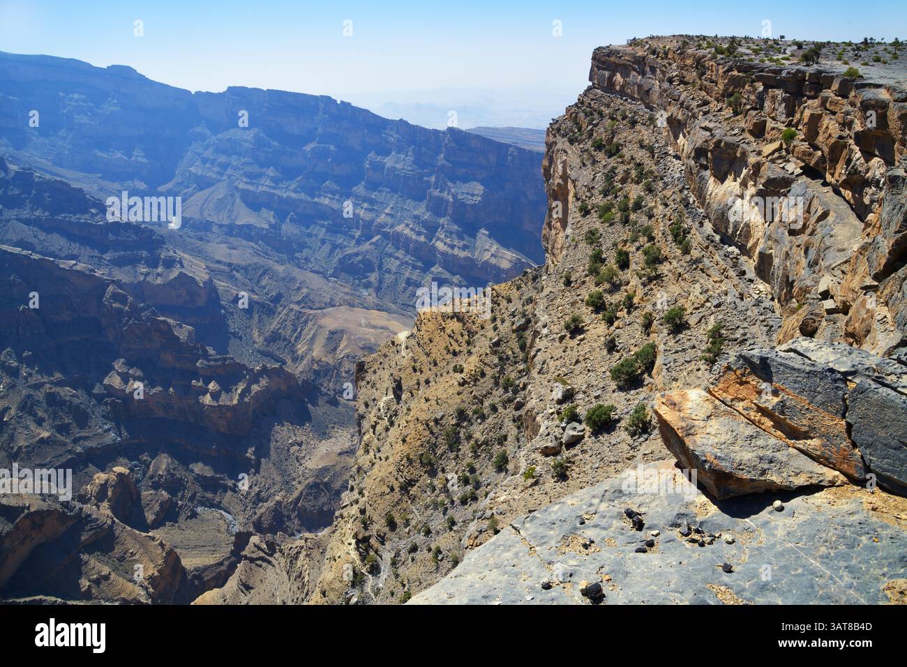Paysage d'Oman. Vue depuis le Jebel Shams Balcony Walkway sur le Grand Canyon du moyen-Orient Banque D'Images