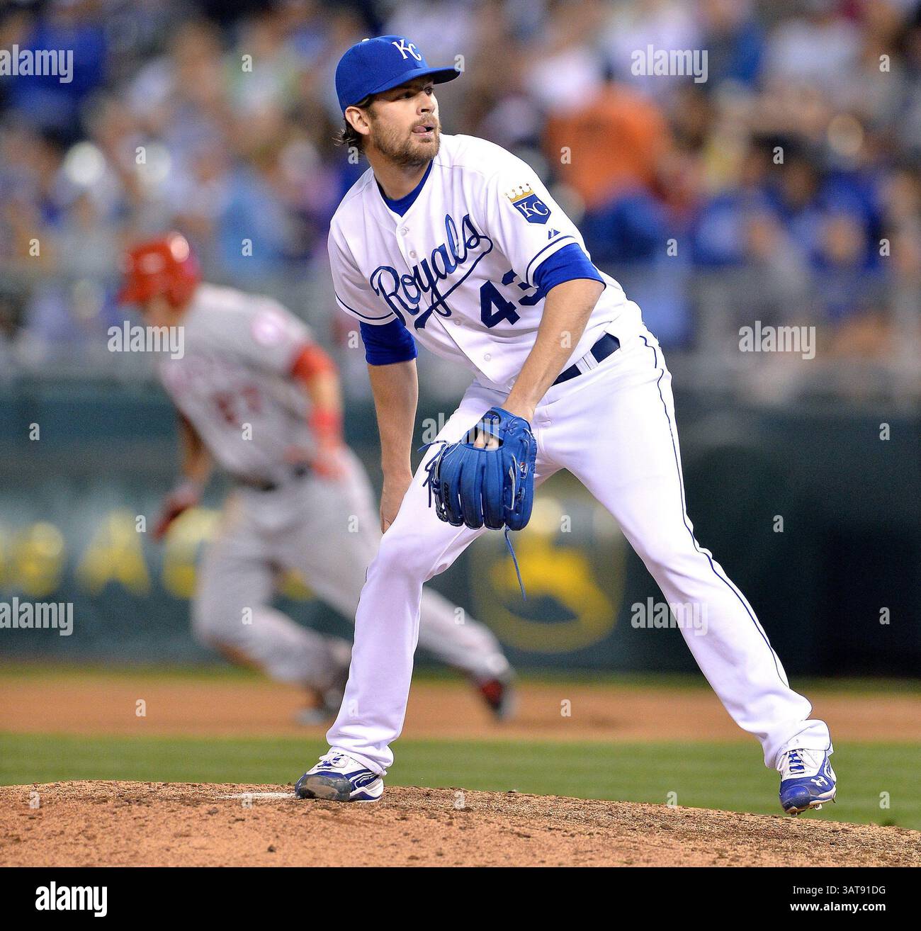 24 mai 2013 - Kansas City, MO, USA - le lanceur de secours des Royals de Kansas City Aaron Crow (43) lance Mike Trout (27) des Los Angeles Angels deuxième derrière lui dans la septième manche au stade Kauffman de Kansas City, Missouri, vendredi 24 mai 2013. Les Angels ont battu les Royals, 5-2. (Crédit image : © John Sleezer/MCT/ZUMAPRESS.com) Banque D'Images