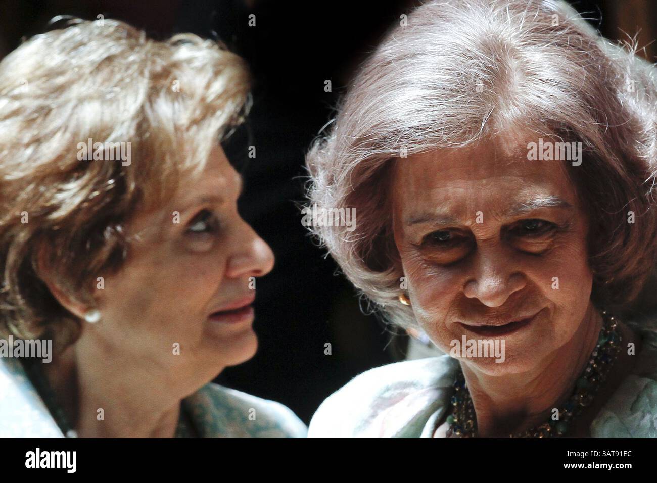 24 mai 2013 - Lisbonne, Portugal - la reine espagnole Sofia (à droite) et la présidente portugaise Maria Cavaco Silva (à gauche) au Parlement portugais à Lisbonne sur une conférence sur les enfants disparus et sexuellement exploités. (Crédit image : © Pedro Nunes/ZUMAPRESS.com) Banque D'Images