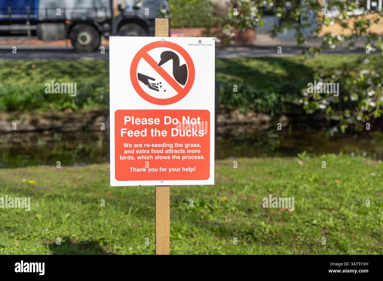 S'il vous plaît ne pas alimenter le panneau de canard, à cause de la ré-ensemencement de l'herbe, dans un cadre de parc. Banque D'Images