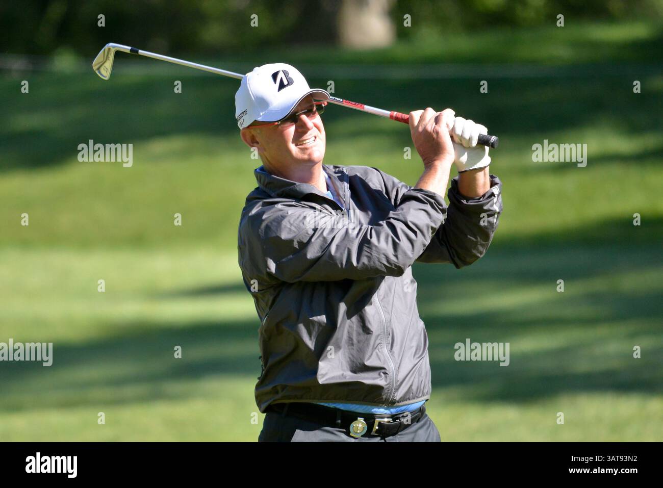 24 mai 2013 - produit Louis, Missouri, U. S - SANDY LYLE regarde son tir lors de la 2e manche du 74e Championnat Senior PGA présenté par KitchenAid au Bellerive Country Club à organisé Louis, MO. (Crédit image : © Richard Ulreich/ZUMAPRESS.com) Banque D'Images