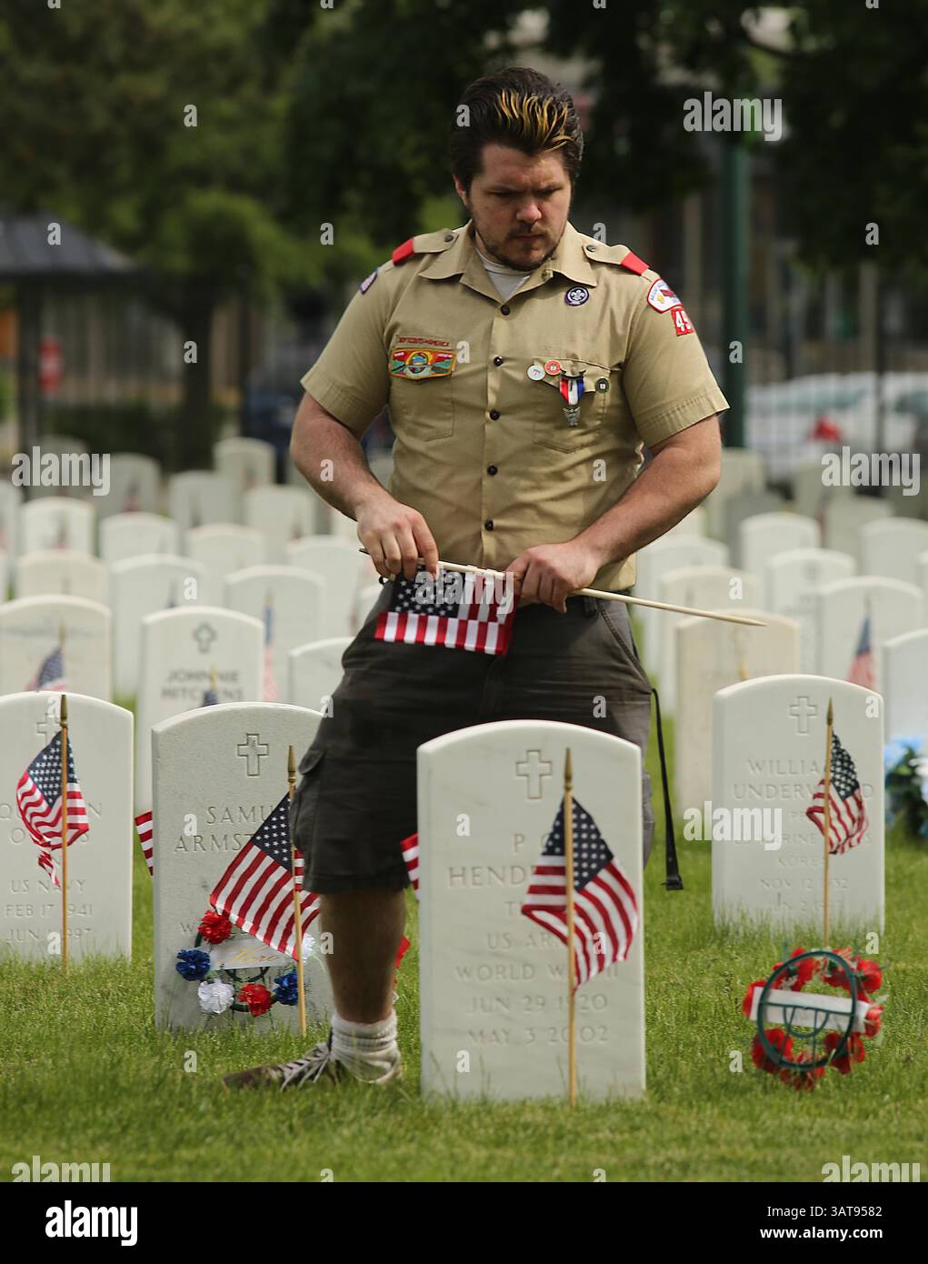 25 mai 2013 - Dayton, Ohio, U. S - le leader scout et scout aigle Tim Henry aide à placer des drapeaux sur la tombe d'un vétéran à l'intérieur du cimetière national de Dayton à Dayton, Ohio, le samedi 25 mai 2013. En tant que membres des groupes locaux de Boys et Girl Scout de toute la région sont venus au cimetière national des vétérans pour aider à mettre les drapeaux des États-Unis sur la tombe de plus de 45 000 personnes pour le Memorial Day. (Crédit image : © Ernest Coleman/ZUMAPRESS.com) Banque D'Images