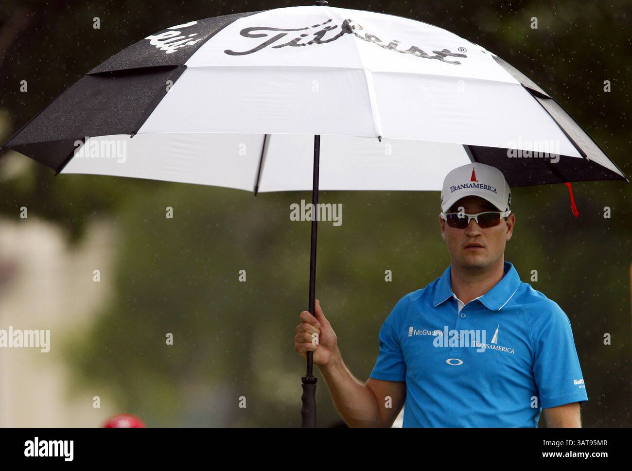 25 mai 2013 - Fort Worth, TX, États-Unis - Zach Johnson tient son parapluie pendant une brève douche alors qu'il attend de frapper le 11e tee lors de la troisième ronde du Crowne Plaza Invitational à Colonial, samedi 25 mai 2013, à Fort Worth, Texas. (Crédit image : © Richard W. Rodriguez/MCT/ZUMAPRESS.com) Banque D'Images