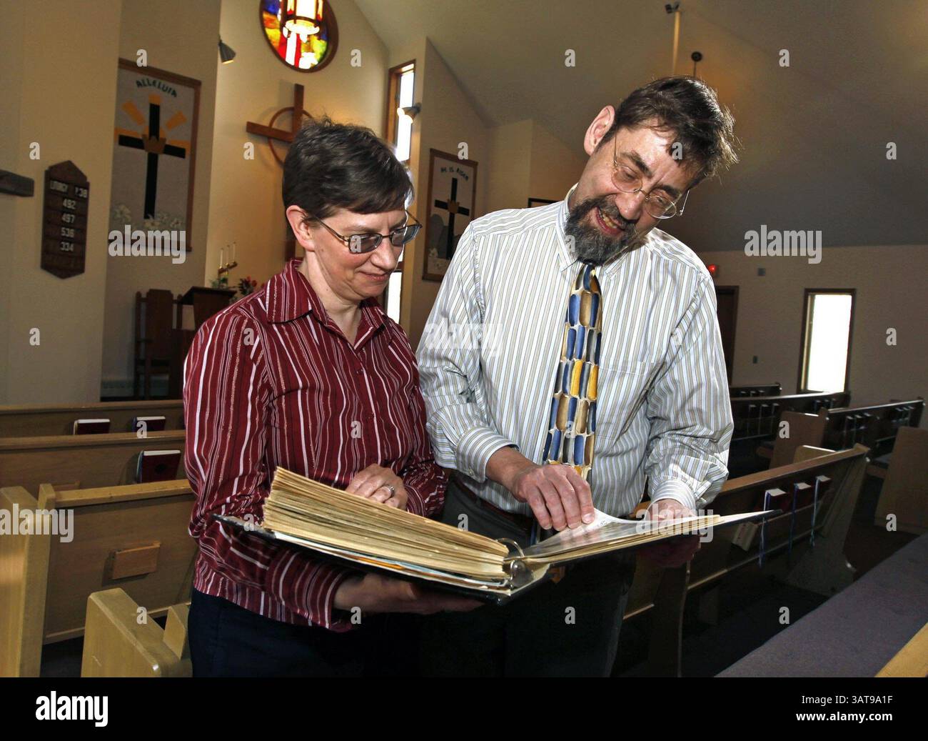 27 avril 2013 - Plymouth, WI, États-Unis - Charles Heup, à droite, et sa sœur Paula, examinent de vieilles photos de famille quand ils étaient enfants à l'église luthérienne évangélique Good Shepherd à Plymouth, Wisconsin, où il est pasteur, 27 avril 2013. (Crédit image : © Rick Wood/MCT/ZUMAPRESS.com) Banque D'Images