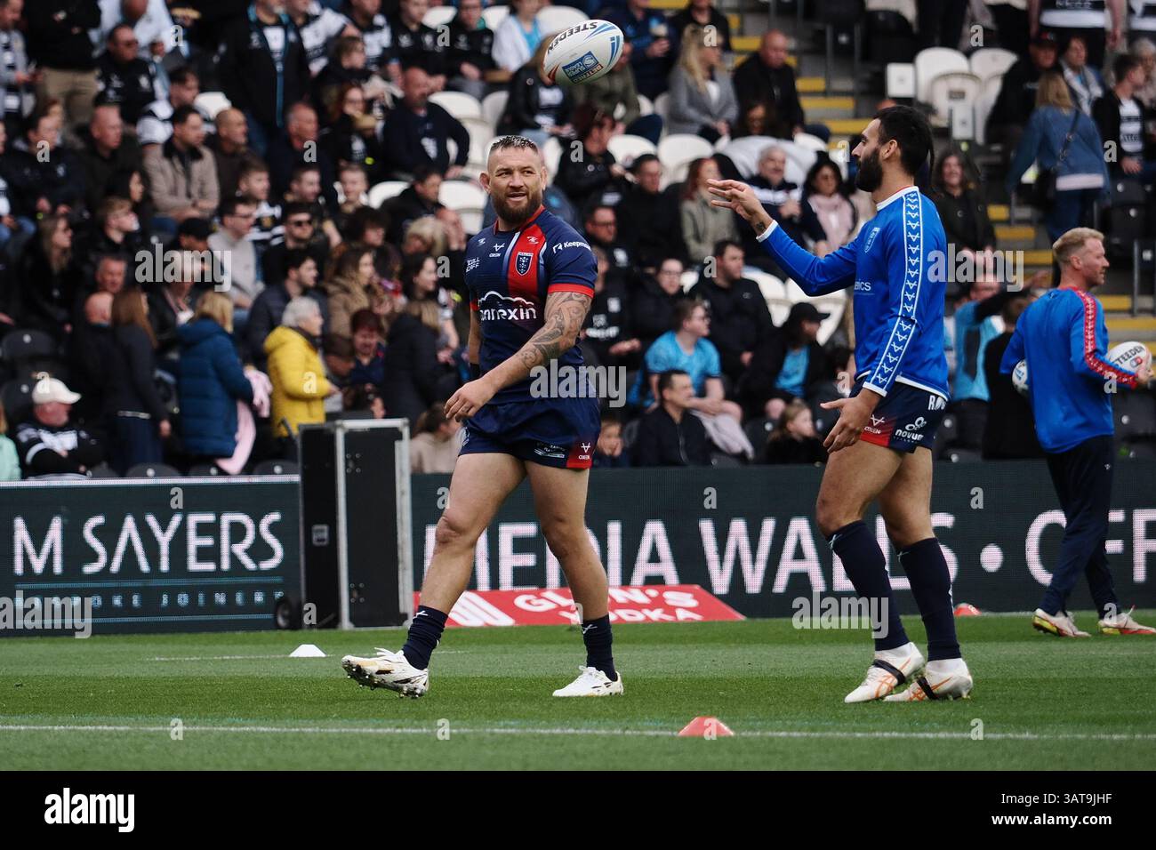 Jared Waerea-Hargreaves de Hull KR prend part à l'ambiance lors du match derby de Betfred Super League, Round 8, entre Hull FC et Hull KR au MKM Stadium, Hull, le vendredi 19 avril 2025. Crédit : Freddie Yeo/Alamy Live News Banque D'Images