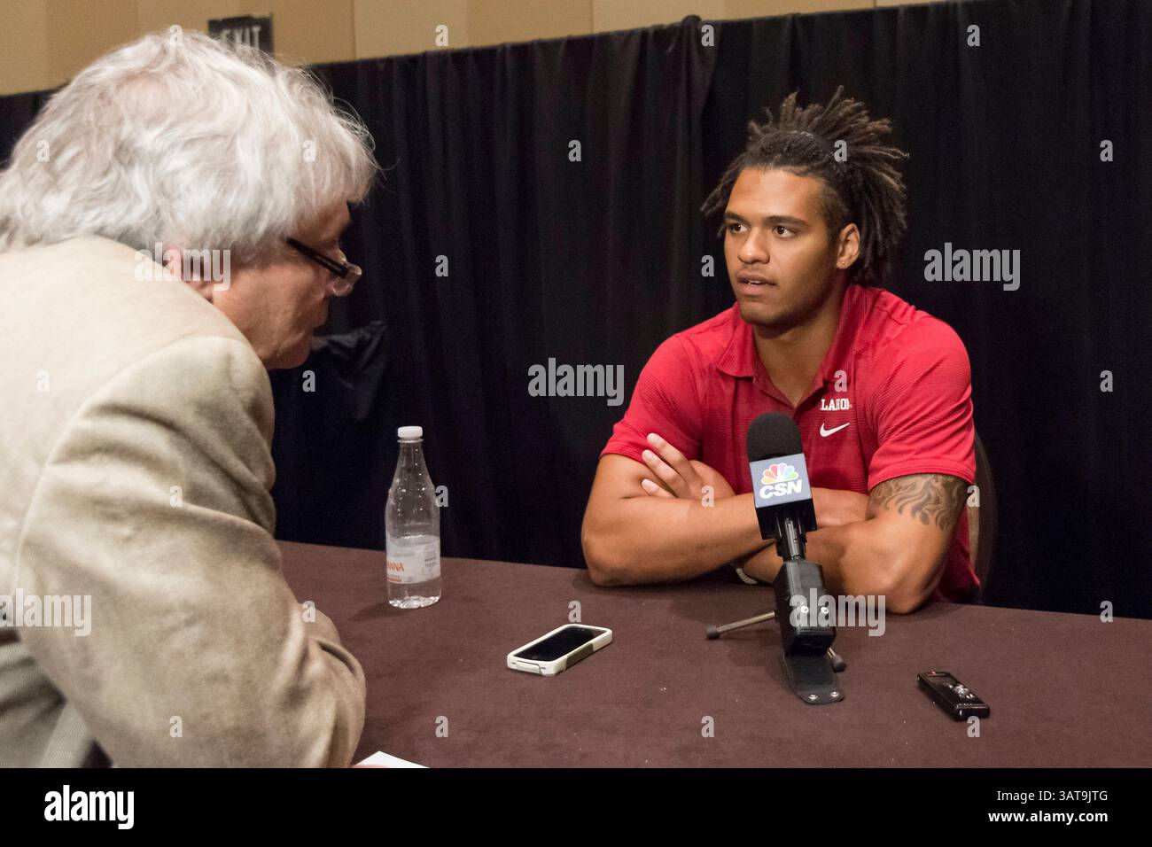 23 juillet 2013 - Dallas, Texas, États-Unis d'Amérique - 23 juillet 2103 : Oklahoma Sooners Fullback Tre Millard discute avec des journalistes lors de la Big 12 Conference Football Media Days 2013 à l'hôtel Omni Dallas à Dallas, Texas. (Crédit image : © Tim Warner/Cal Sport Media/ZUMAPRESS.com) Banque D'Images