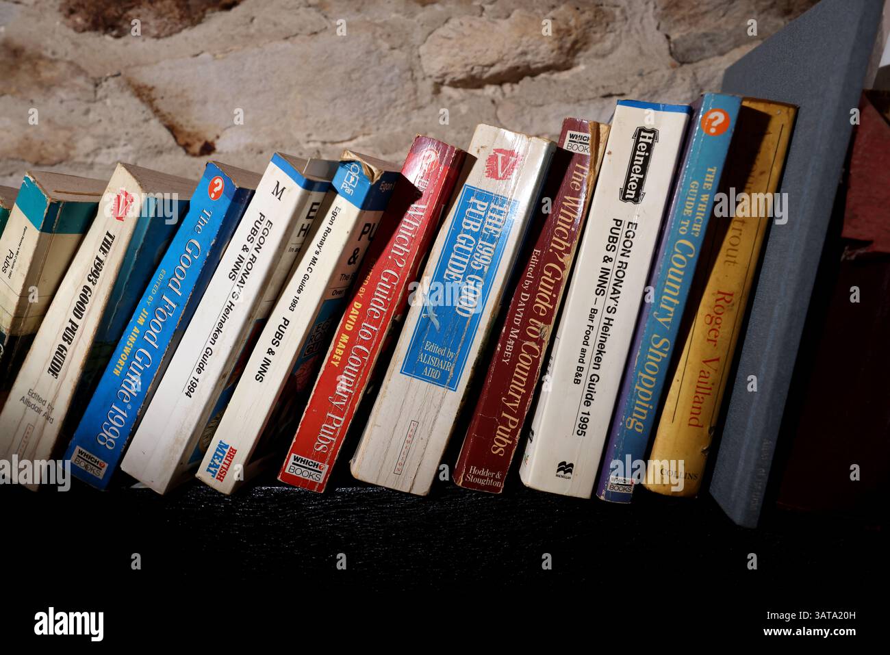 Vues générales de la vieille bonne nourriture et de bons guides de pub sur une étagère de pub dans le Dorset, Royaume-Uni. Banque D'Images