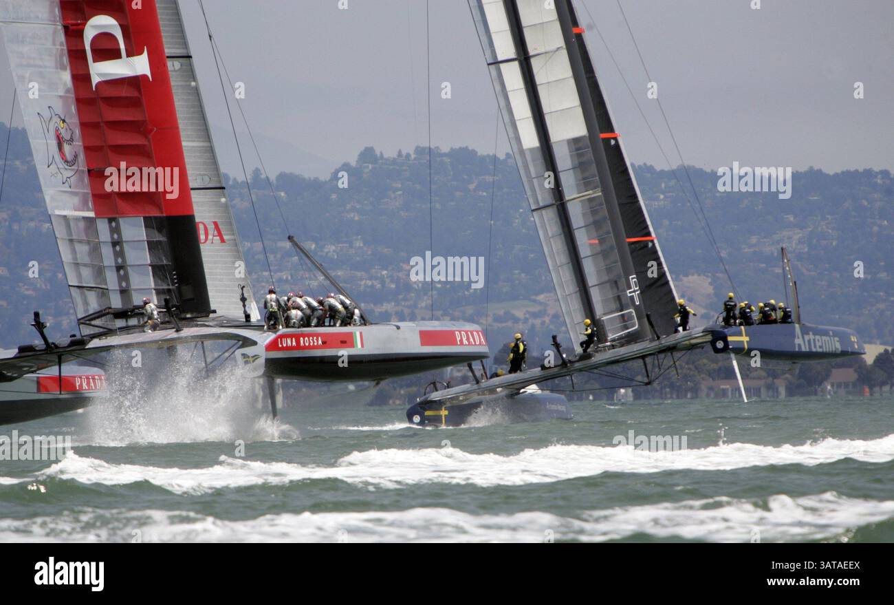 6 août 2013 - San Francisco, CA, États-Unis - le Suédois Artemis Racing a brièvement pris la tête sur l'Italien Luna Rossa Challenge au départ de la course 1 des demi-finales de la Louis Vuitton Cup à San Francisco, Californie, le mardi 6 août 2013. (Crédit image : © Karl Mondon/MCT/ZUMAPRESS.com) Banque D'Images