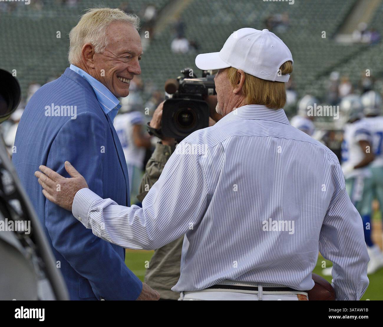 9 août 2013 - Oakland, CA, États-Unis - Jerry Jones, propriétaire des Dallas Cowboys, s'entretient avec Mark Davis, propriétaire des Oakland Raiders, avant leur match de pré-saison au O.co Coliseum d'Oakland, Californie, le vendredi 9 août 2013. (Crédit image : © Jose Carlos Fajardo/MCT/ZUMAPRESS.com) Banque D'Images