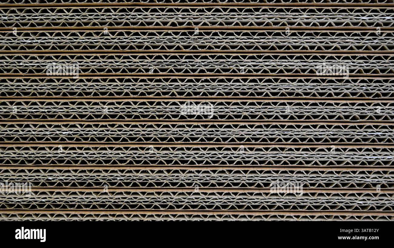 Carton double paroi dans l'industrie de l'emballage – fond carton ondulé – boîte d'emballage. Banque D'Images